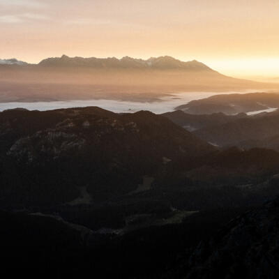 Hmlisté prebudenie – Vysoké Tatry v objatí rannej žiary