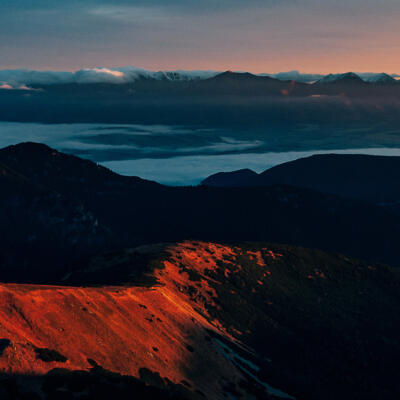 Oheň na hrebeni – Nízke Tatry v plameni svitania