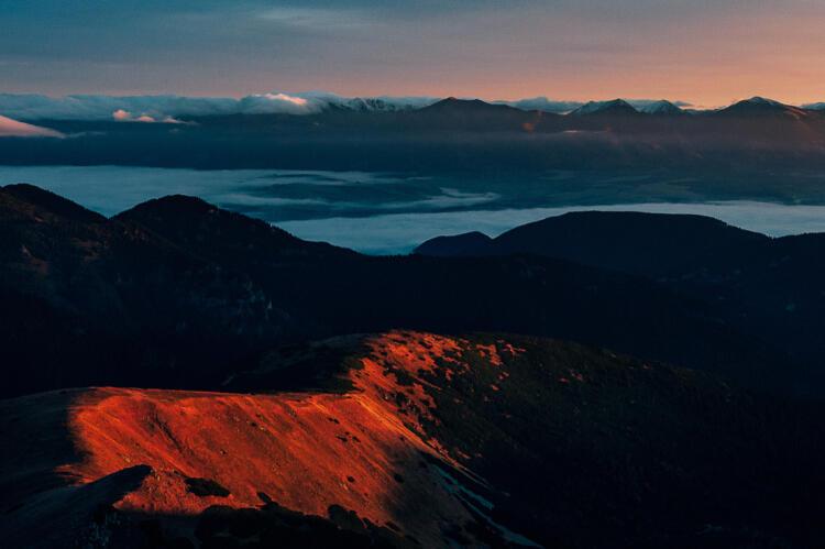 Oheň na hrebeni – Nízke Tatry v plameni svitania
