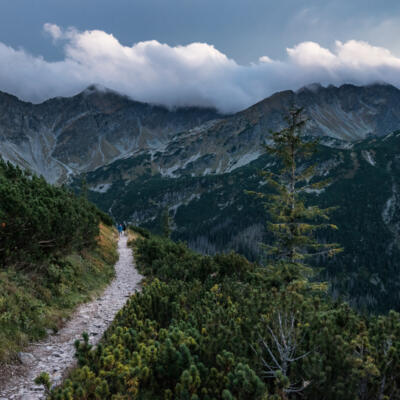 Panoráma Roháčov zo sedla Zábrať v dramatickom svetle