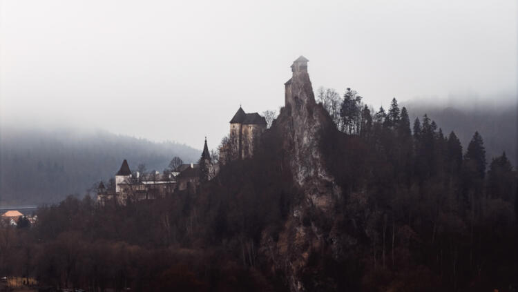 Oravský hrad v hmle
